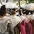 Ombrelles et parapluies, accessoires indispensables du costume provençal