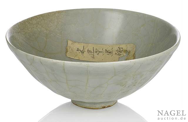 Chinese Old Hutian Kiln White Crackle Glaze Carved Lotus Petal Porcelain Bowl