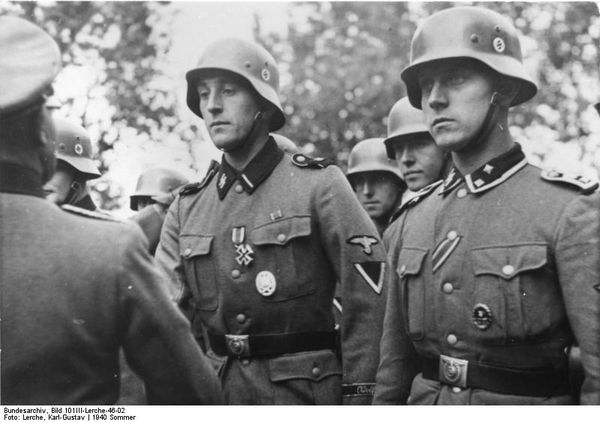 Bundesarchiv_Bild_101III-Lerche-46-02, _Frankreich, _Ordensverleihung_an_Waffen-SS