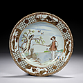 Assiette en porcelaine décorée en émaux polychromes de la famille rose. vers 1740, époque qianlong (1735-1795)