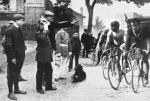 Metz 1907, officier allemand salue les coureurs arrivant à Metz