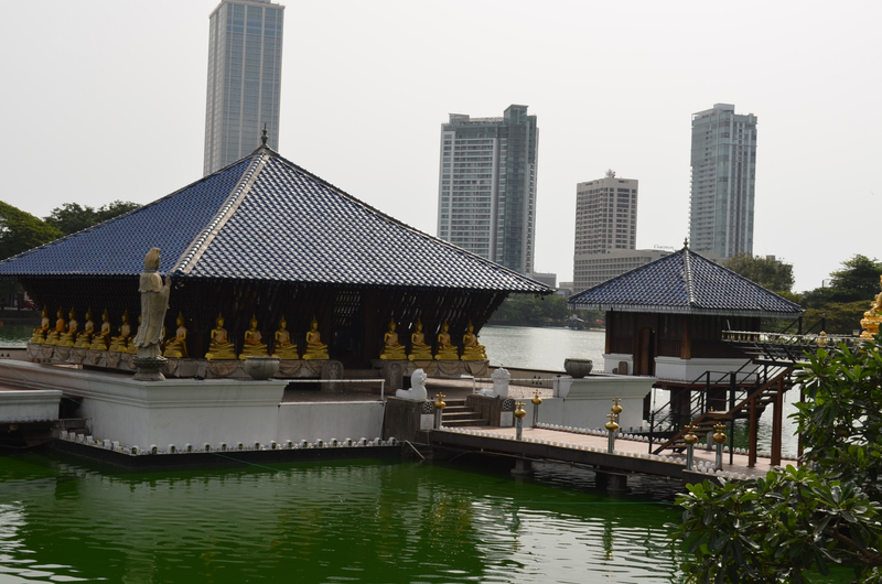 Le lac - Temple boudhiste 01